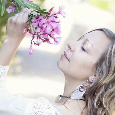Judith inszeniert mit Blume, aufgenommen auf Sardinien. Man sollte kaum glauben, dass Sie eigentlich gar keine Blumen mag. Fotografiert mit einem adaptierten manuellen Glas von Canon.