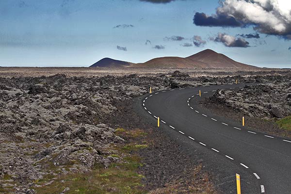 Eine einsame Strasse in trister Umgebung. Aufgenommen auf Island.