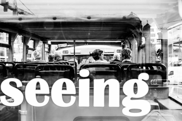 Sightseeing Tour in Berlin. Diese Perspektive ergab sich aus einem doppelstöckigen Bus. Der Blick auf die alltäglichen Sehenswürdigkeiten hat mir irgendwie keine so guten Bilder beschert. Der Schriftzug "seeing" stand auf der Heckscheibe des vorausfahrenden Busses.