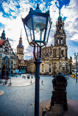 Ein Blick auf die Hofkirche und das Residenzschloss aus einer alternativen Perspektive. Fotografiert mit einem echt günstigen alten Vollformat Weitwinkel-Objektiv, hat was!